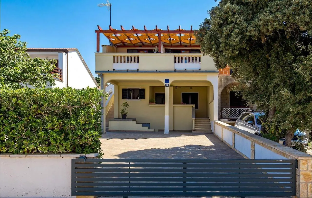 1 Bedroom Cozy Apartment In Mandre