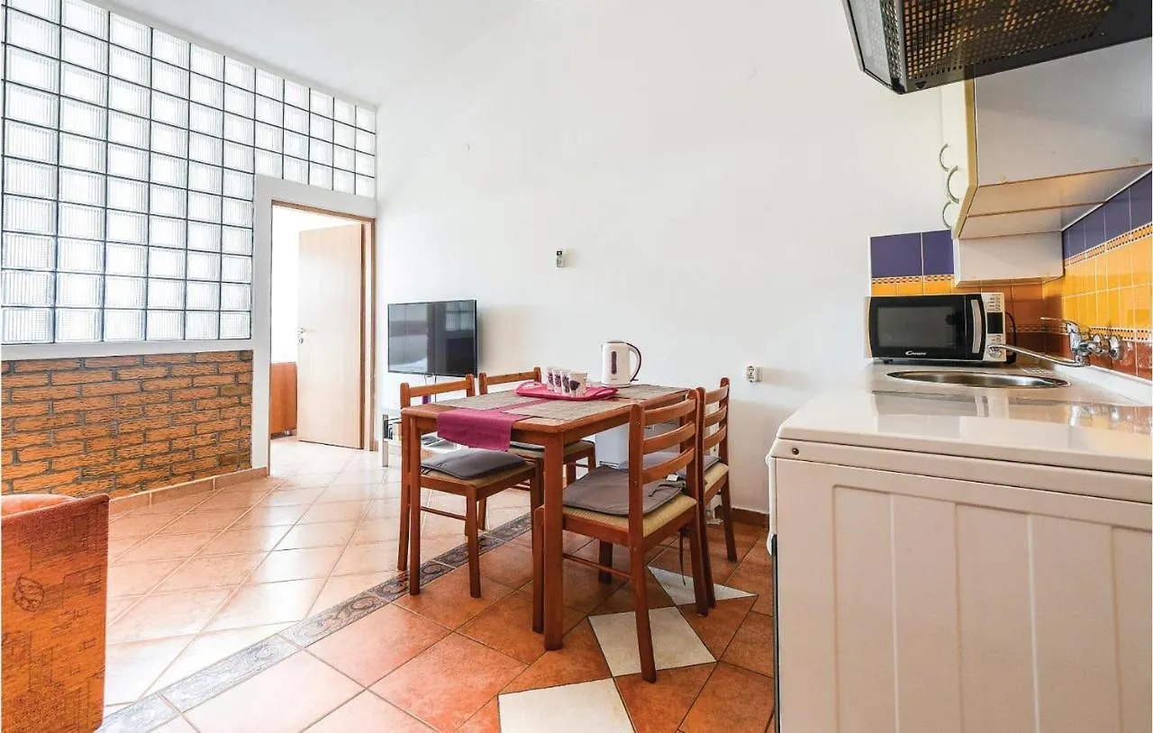 1 Bedroom Cozy Apartment In Mandre