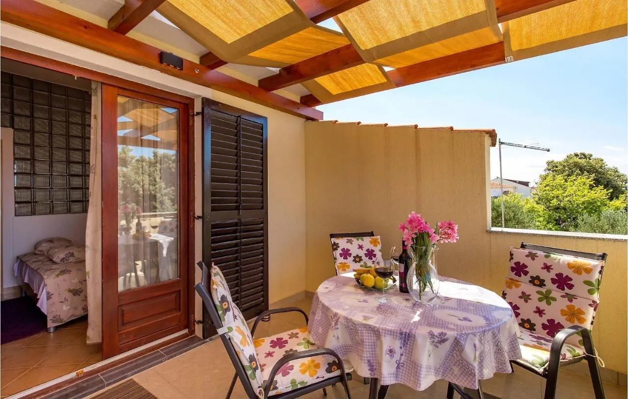 1 Bedroom Cozy Apartment In Mandre Croatia