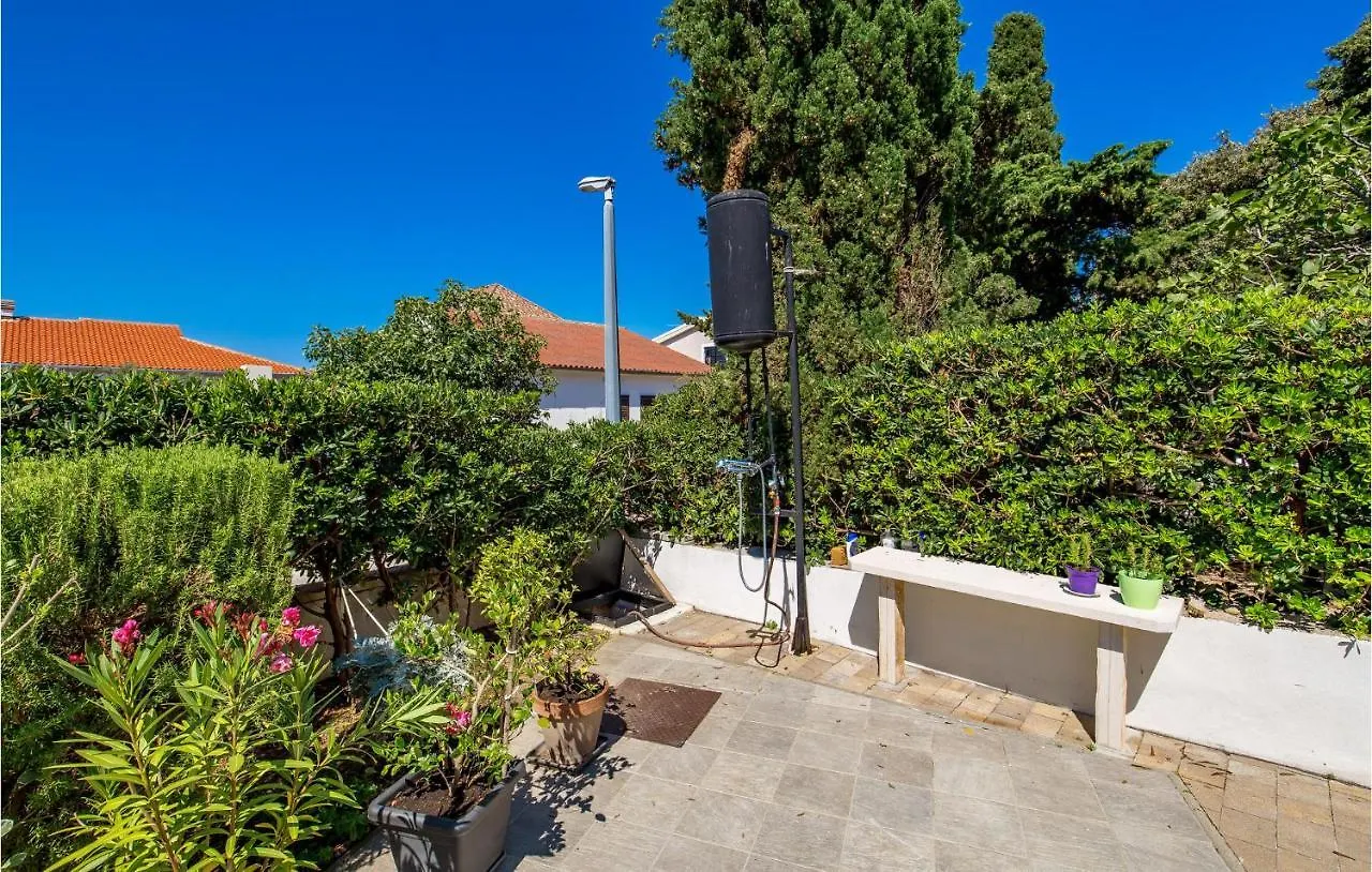 1 Bedroom Cozy Apartment In Mandre