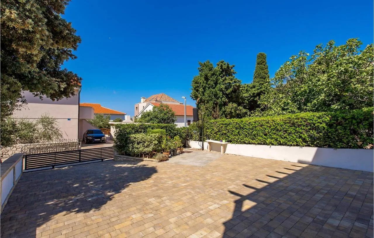 1 Bedroom Cozy Apartment In Mandre