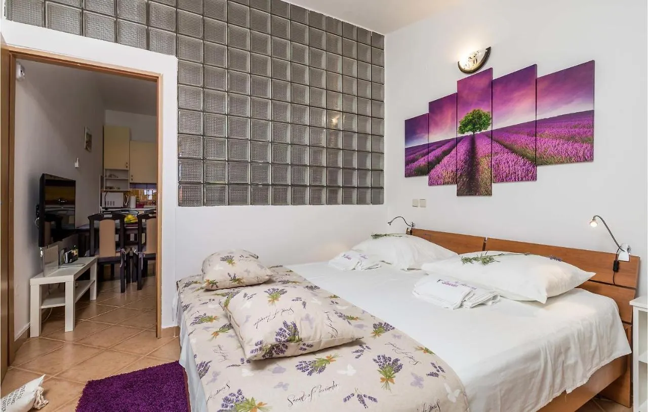 1 Bedroom Cozy Apartment In Mandre