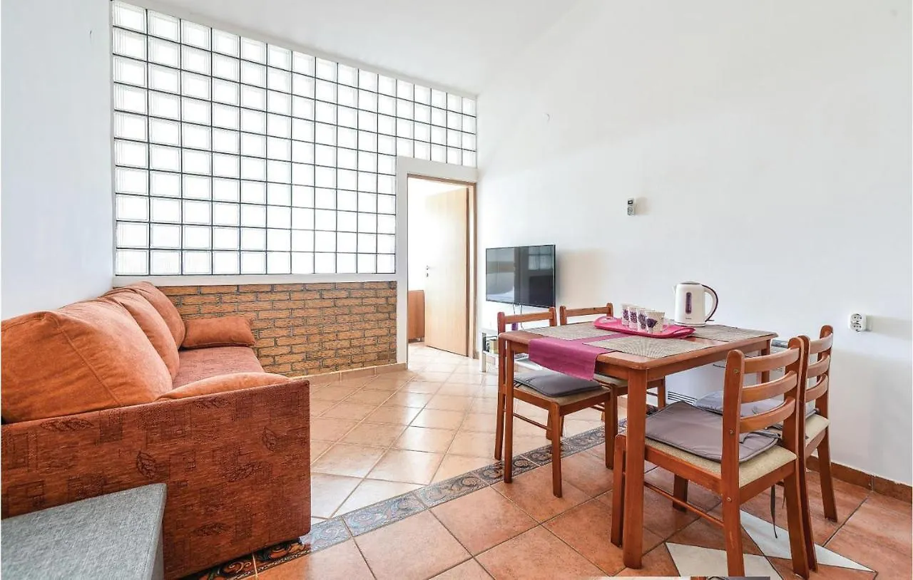 1 Bedroom Cozy Apartment In Mandre