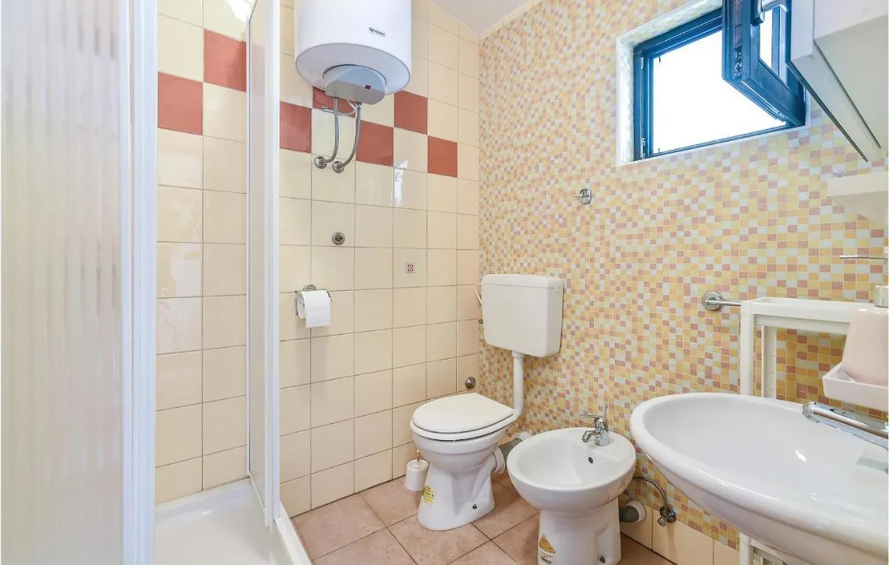 1 Bedroom Cozy Apartment In Mandre Croatia