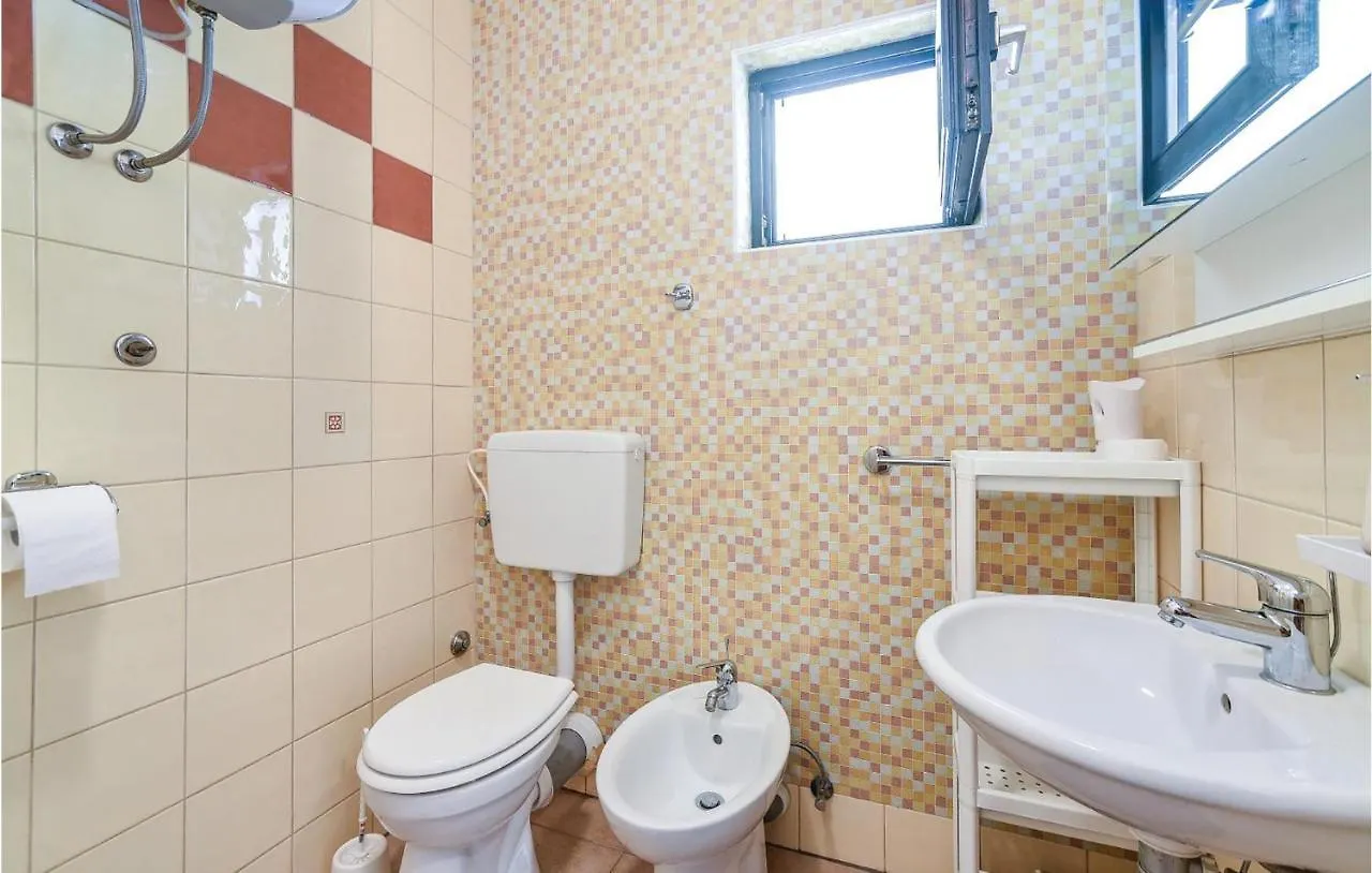 1 Bedroom Cozy Apartment In Mandre