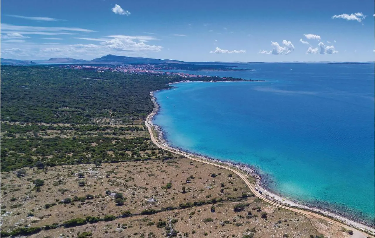 1 Bedroom Cozy Apartment In Mandre Croatia