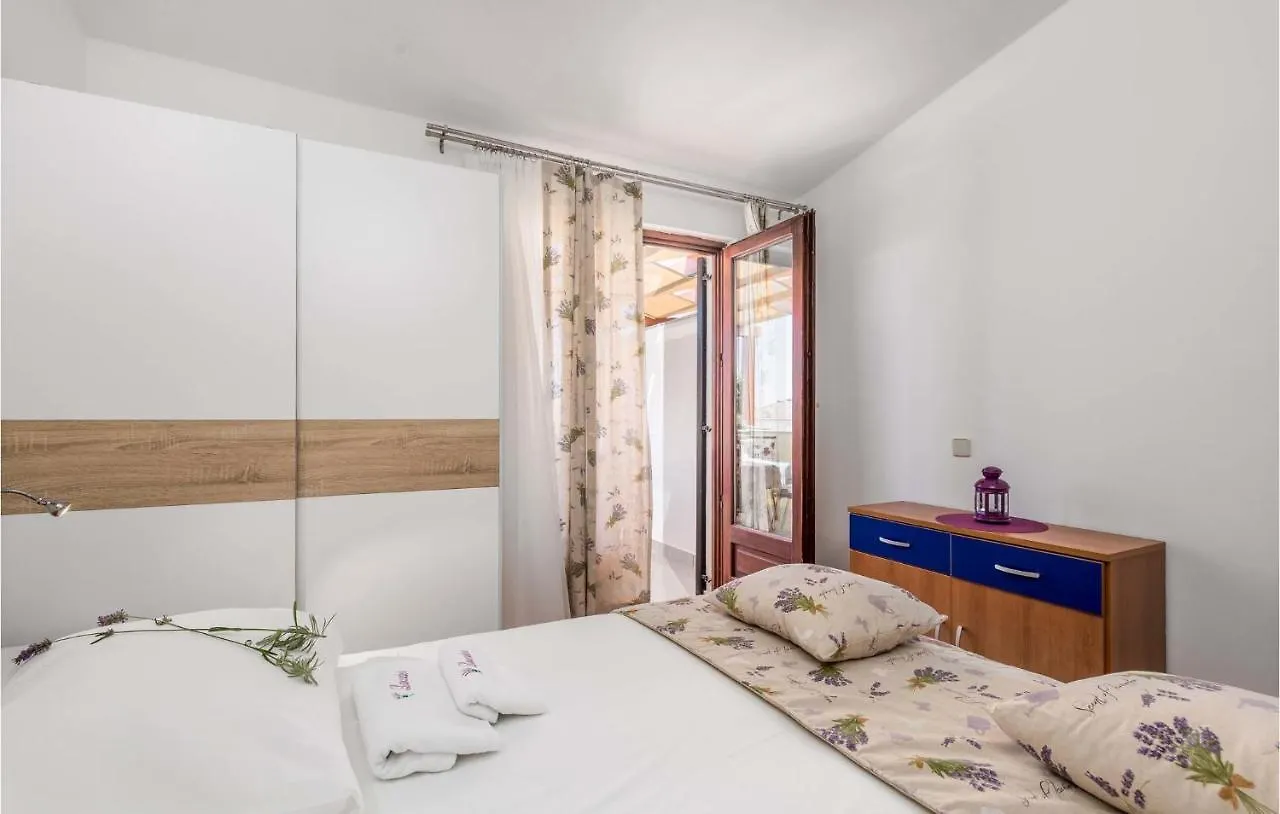 1 Bedroom Cozy Apartment In Mandre Croatia