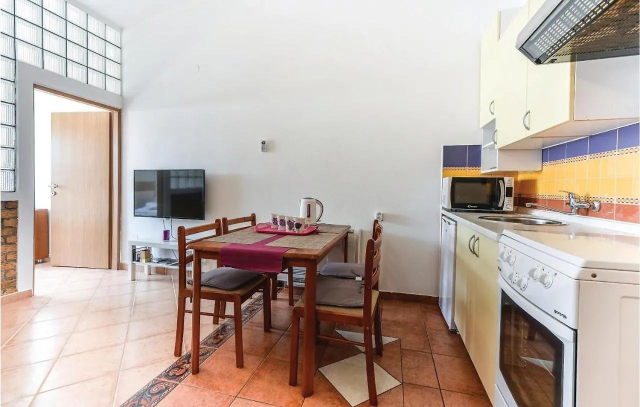 1 Bedroom Cozy Apartment In Mandre
